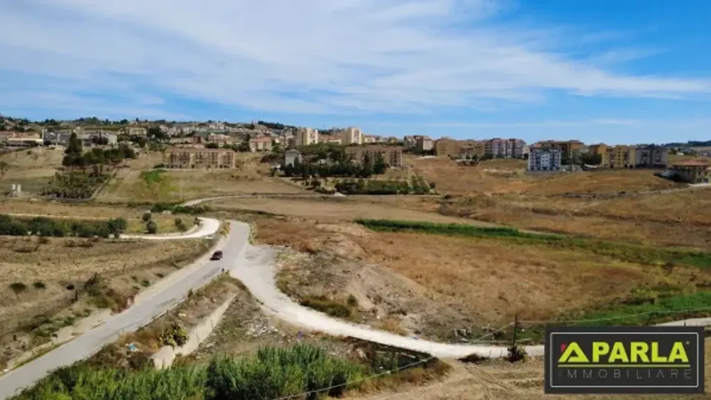 Villa with 9,500m² Land in Canicattì