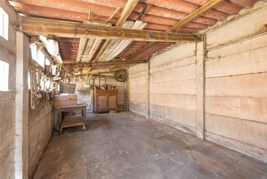 Garaaž - Renovatable House with Garden in Kanegem