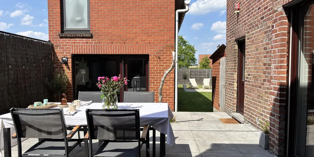 Terrasse - Maison Rénovée avec Garage à Tiegem