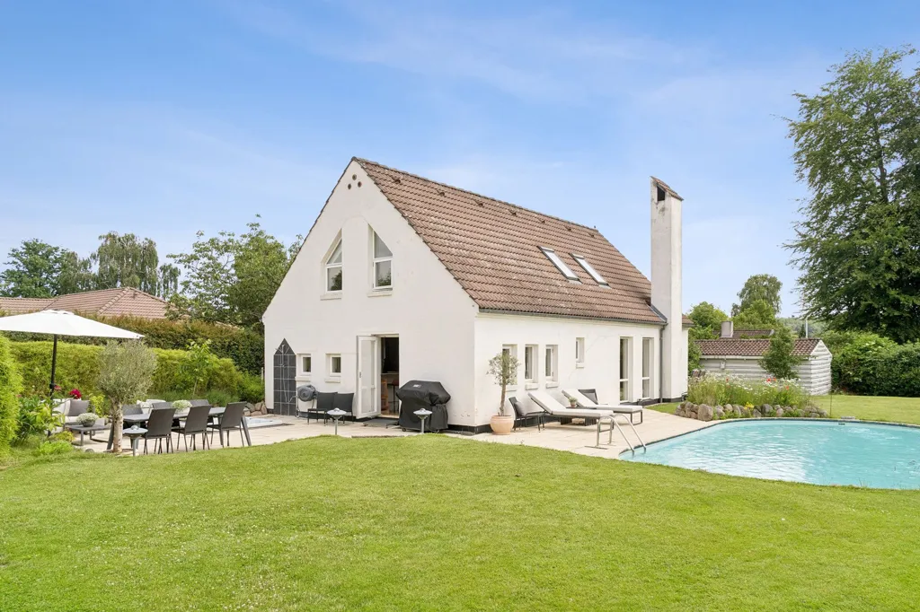 Bassein - Fenced Villa with Garden in Vedbæk