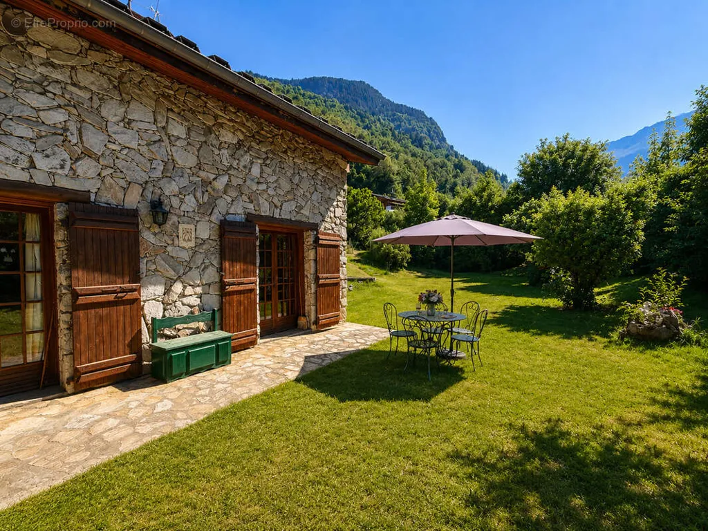 Giardino - House with Large Garden in Bozel