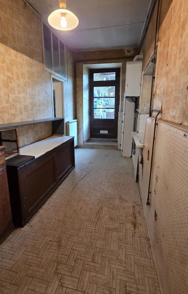 Cuisine - Maison de 9 Pièces avec Jardin au Centre de Viriville