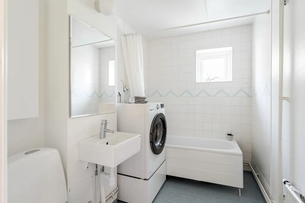 Bathrooms - Terraced House with Garden in Almby