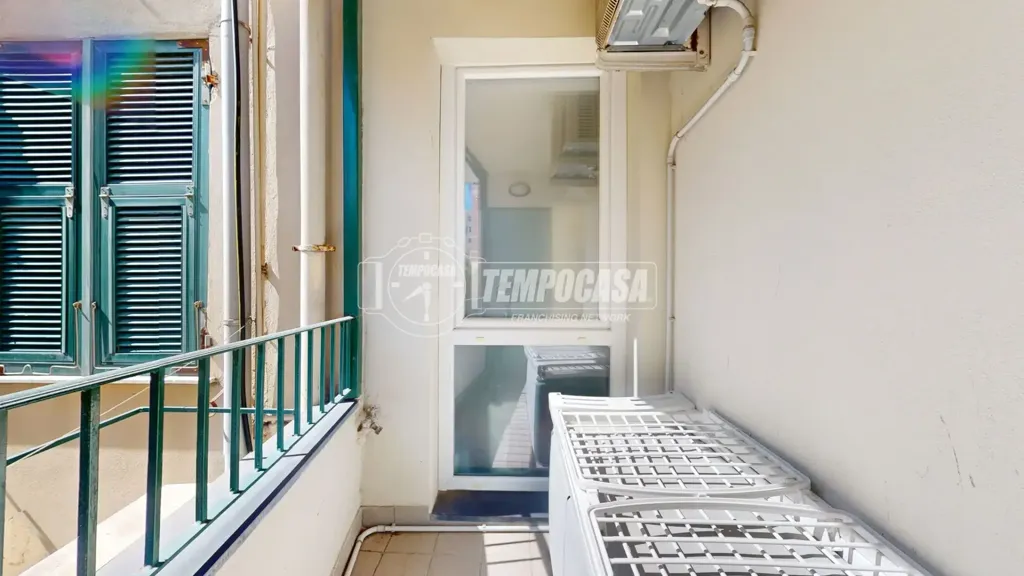 Rõdu - Modern Flat with Balcony in Genoa