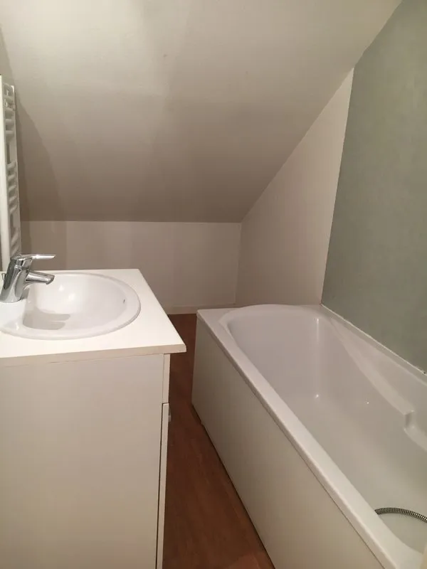 Bathrooms - 3-Bedroom Flat near Amenities in Châtellerault