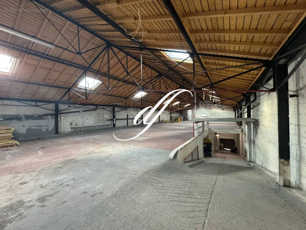 Rooms - Commercial Building with 1,200 m² in Gentilly