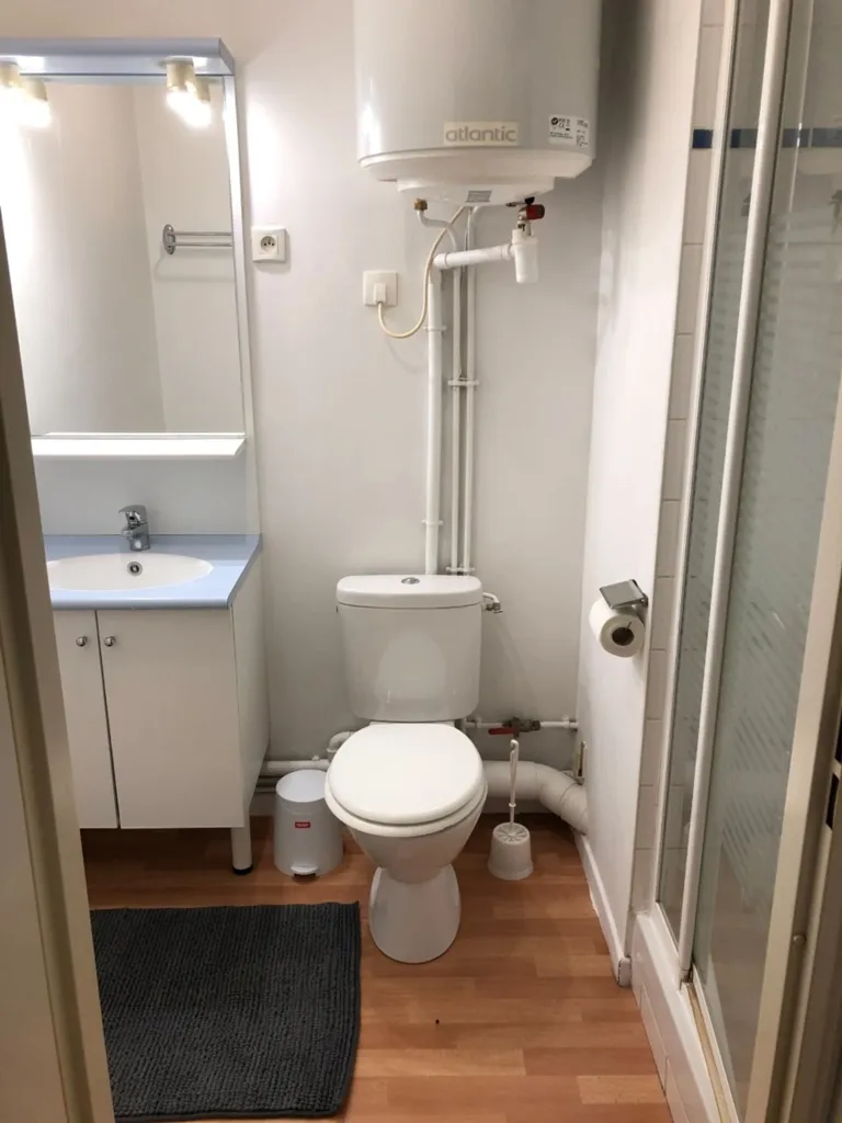 Salles de bain - Studio Meublé avec Loggia en Hyper Centre de La Roche-sur-Yon