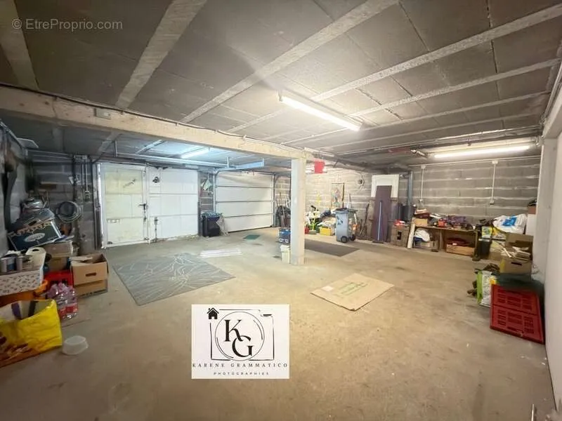 Garage - Maison Individuelle avec Terrasse et Jardin Calme