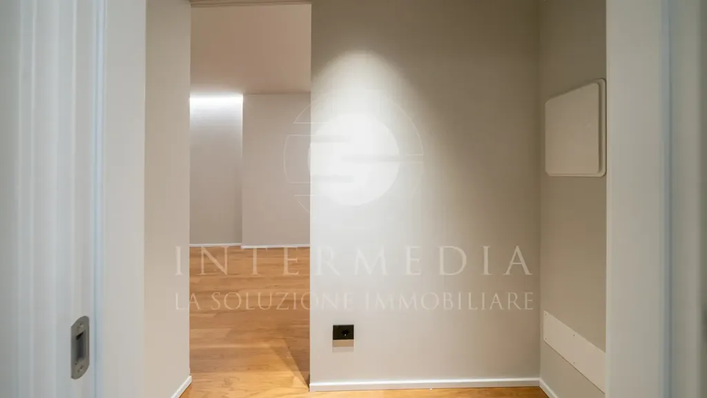 Esik - Rusticated Flat with Balcony in Brescia
