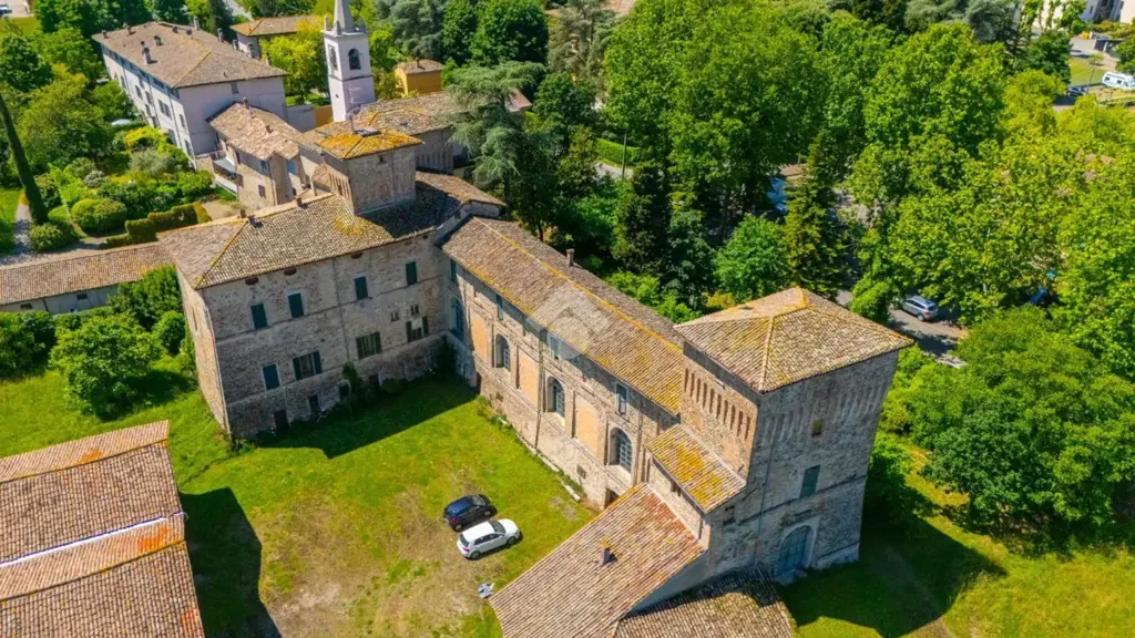 Vue aérienne - Historic Castle with 2 Ha Land in Parma