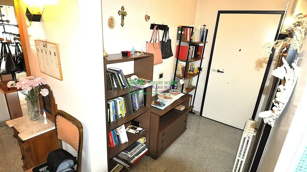 Kabinet - 3-Bedroom Apartment with Balcony in Ragusa