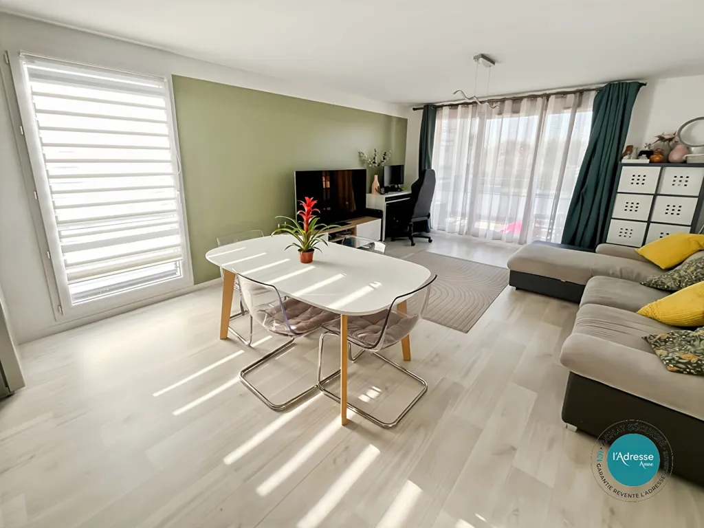 Salle à manger - Appartement 3 Pièces avec Balcon dans Résidence Récente à Mennecy