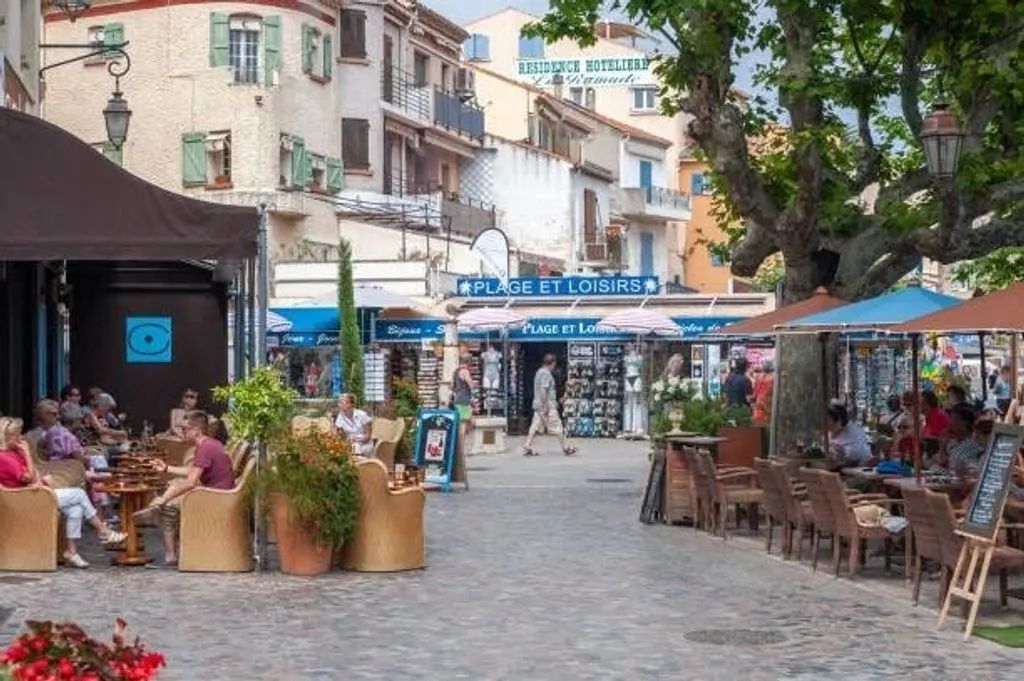 Complexe d'Appartements avec Vue Mer à Le Lavandou