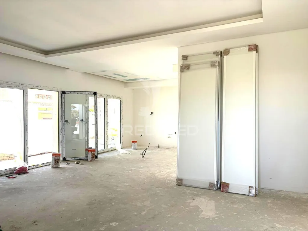 Pièces - Newly Built Villa with Pool in Seixal