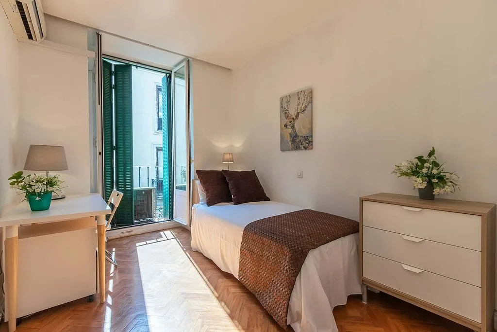 Bedrooms - Furnished Apartment with Terrace in Sol