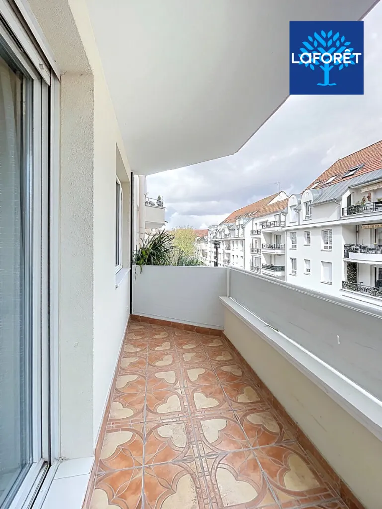 Rõdu - 3-Bed Flat with Balcony in Noisy-le-Grand