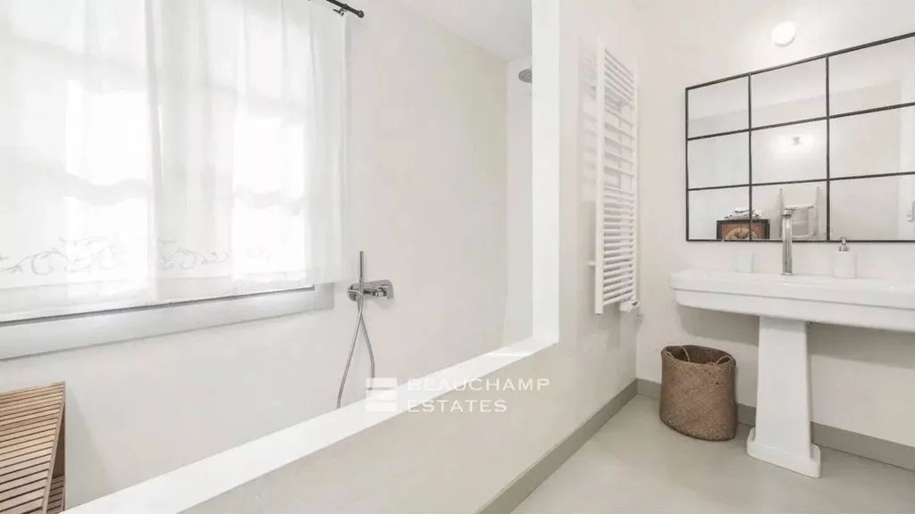 Salles de bain - Villa Luxueuse avec Piscine à Grasse