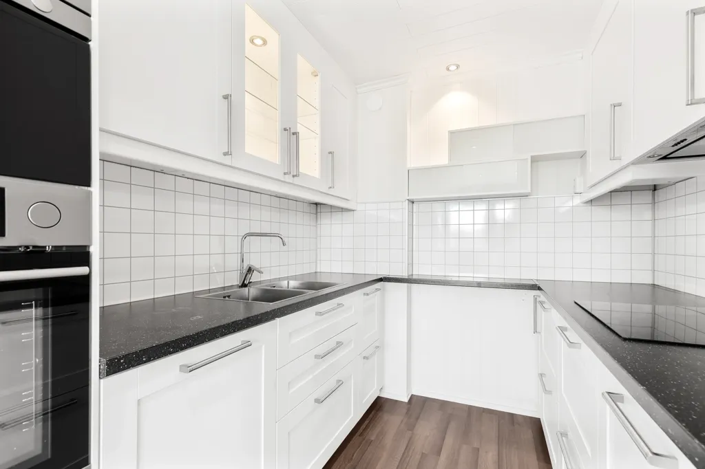 Cucina - Modernised Apartment with Glass Balcony in Oslo