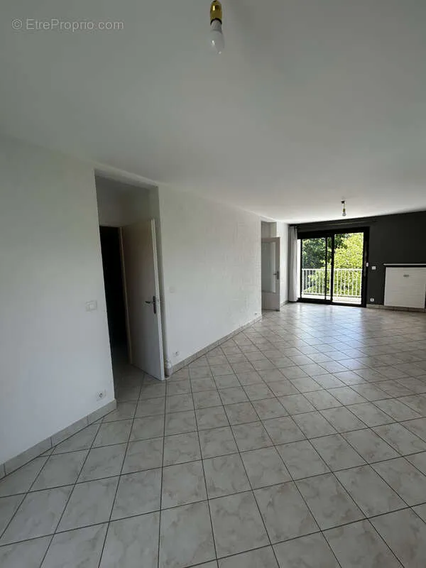 Séjour - Appartement Traversant avec Balcons à Seynod