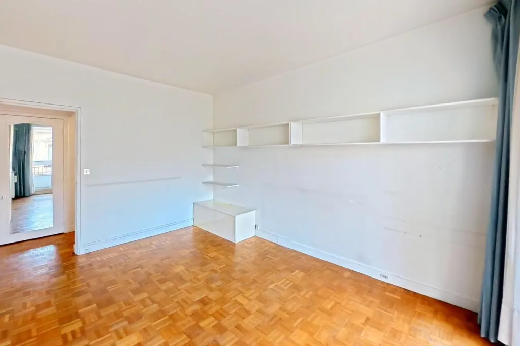 Pièces - Appartement 4 Pièces à Rénover avec Balcons à Paris 16