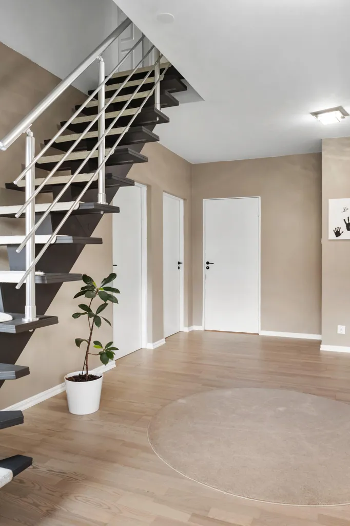 Pièces - Corner Plot Villa with Garden in Family-Friendly Area
