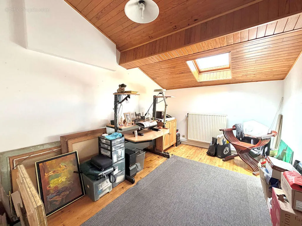 Bureau - Appartement Duplex Calme avec Vue Cour à Couriot