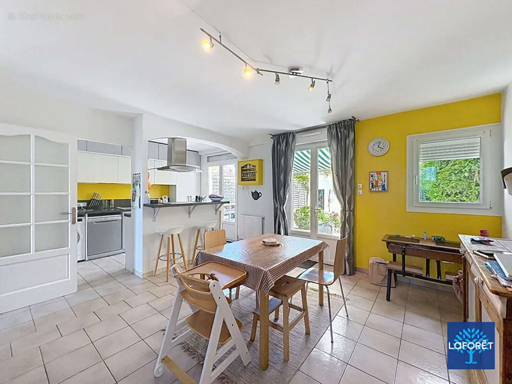 Dining Room - 5-Piece House with Garden in Caen