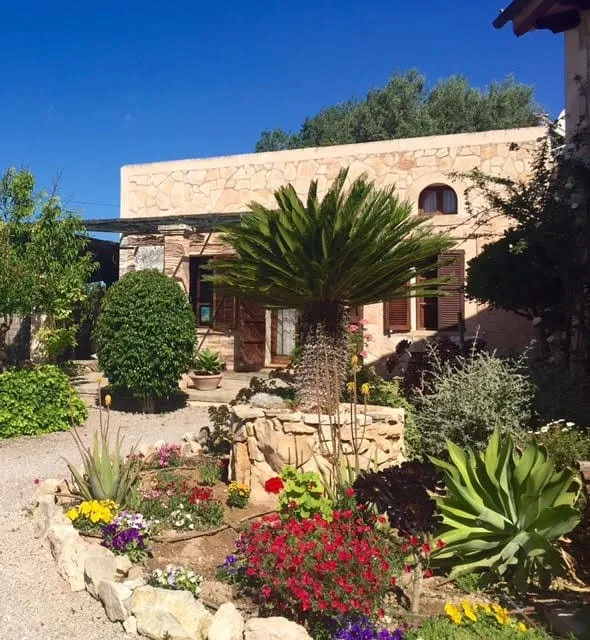 Jardin - Solar-Powered Country House with Mountain Views in Porreres