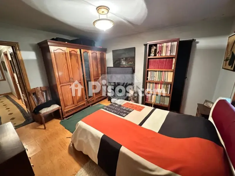 Chambres - Two-Storey House with Solar Panels in A Cañiza