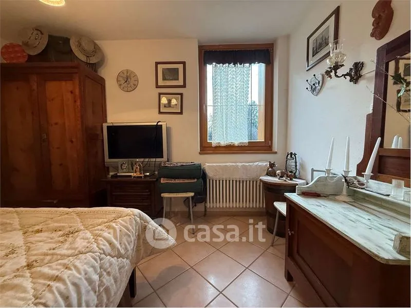 Camere da letto - Appartamento con vista montagna a Commezzadura