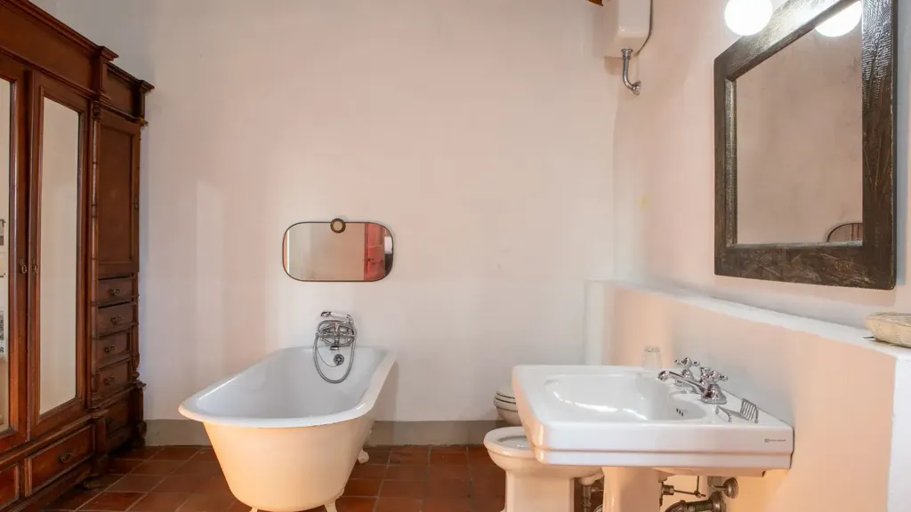 Salles de bain - Villa with Pool and Tuscan Hills View in Rignano Sull'Arno