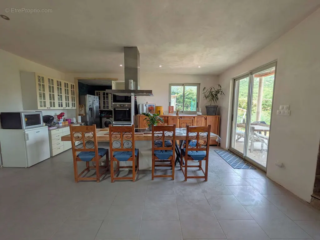 Salle à manger - Villa Méditerranéenne avec Vue Panoramique à Taussac-La-Billière