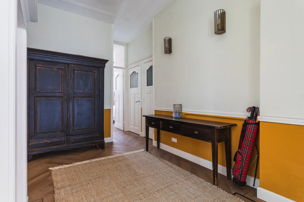 Esik - Renovated Upper-Floor Apartment in Duinoord