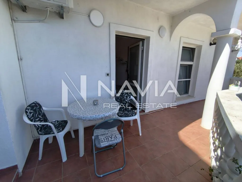 Terrasse - Two-Bedroom Apartment with Terrace in Pakoštane
