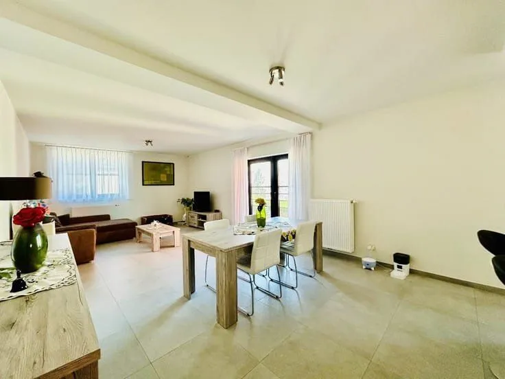 Söögituba - Flat with Gas Heating, Near Nivelles Centre