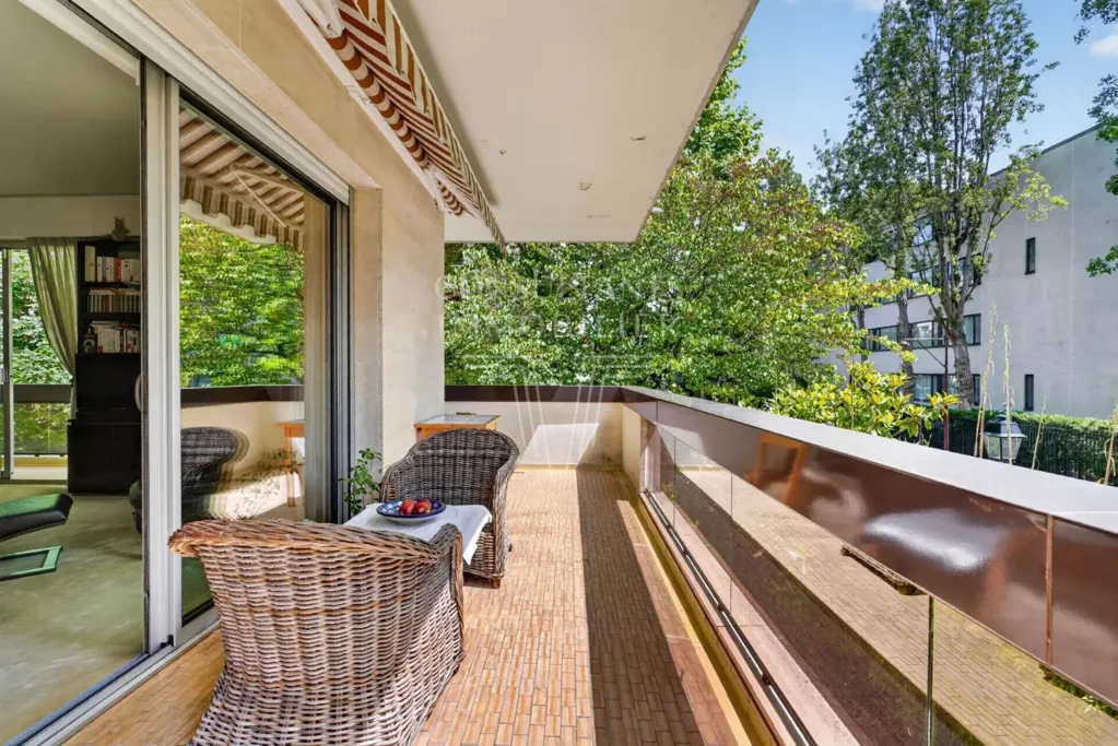 Balcone - Spacious Apartment with Balcony in Neuilly