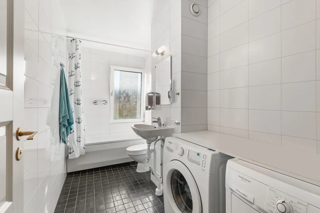 Salles de bain - 3-Room Apartment with Balcony in Akalla