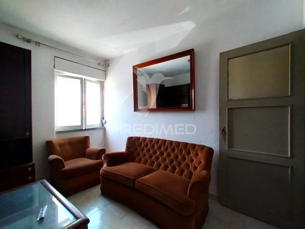 Elutuba - Inverted Duplex Apartment for Renovation in Alvalade, Lisbon