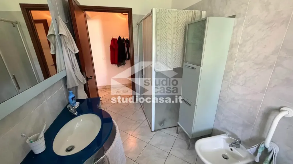 Salles de bain - Villa with Three Apartments in Crema