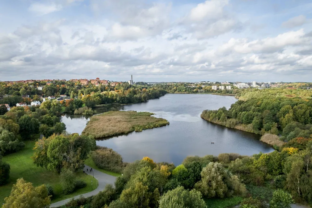 Charming Apartment with Balcony in Råsunda