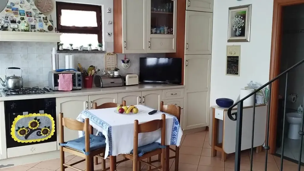 Salle à manger - Two-Level Apartment with Balcony in Campi Bisenzio