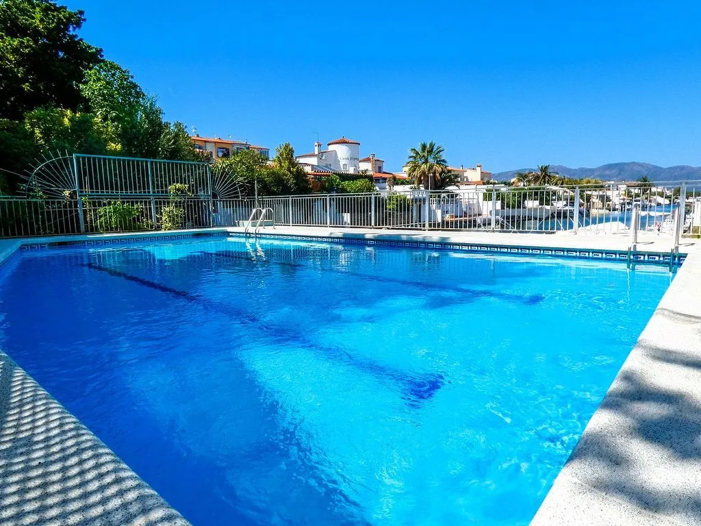 Bassein - 1-Bedroom Apartment with Pool in Empuriabrava
