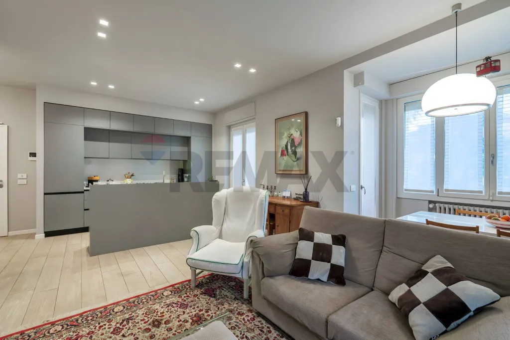 Séjour - Rustic Triplex with Balcony in Brescia