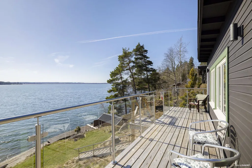 Terrass - Renovated Lakeside Holiday Home in Linköping