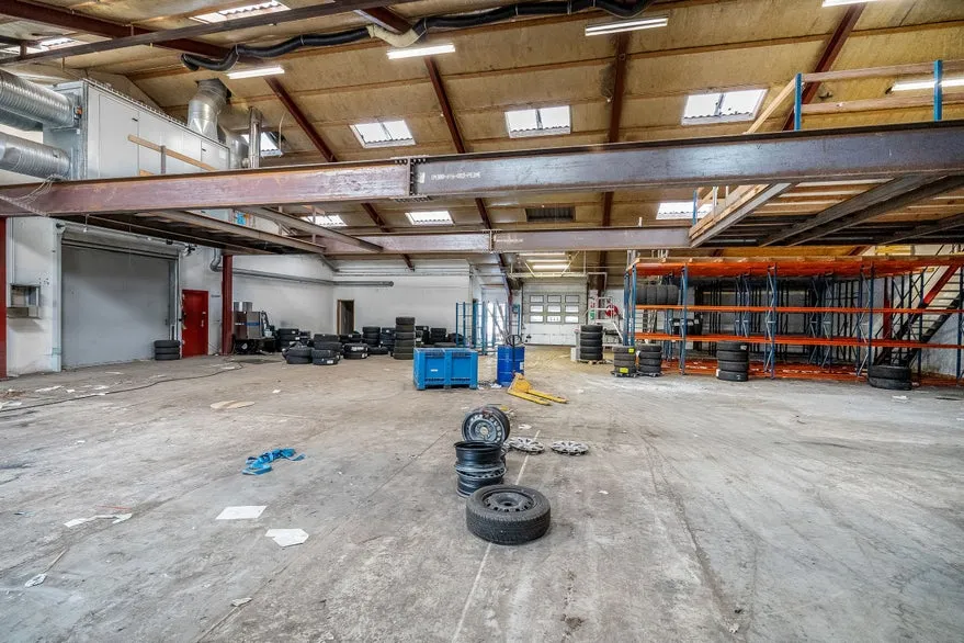 Stanze - Warehouse with Additional Space in Huginnsvæg