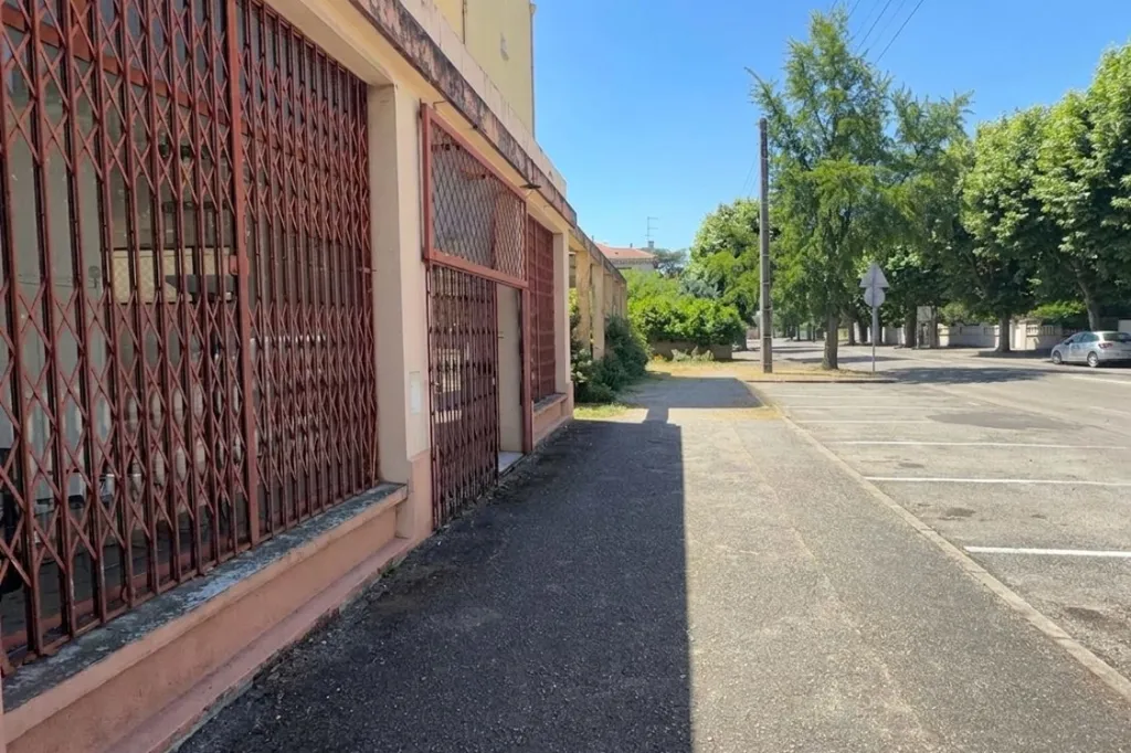 Välivaade - Commercial Space with High Ceilings in Romans-sur-Isère