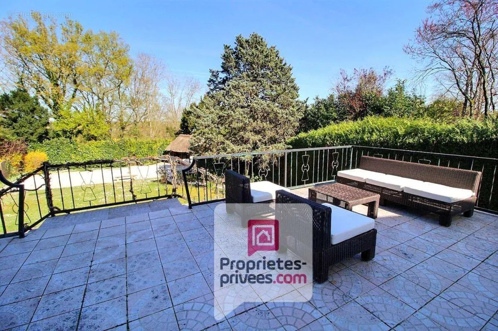 Terrass - Spacious House with Pool in Amilly