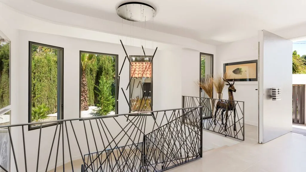 Entrée - Luxury Villa with Sea Views in Golden Mile
