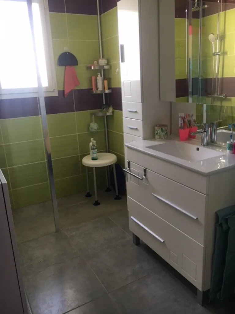 Salles de bain - Maison de Plain-Pied avec Combles Aménageables à Couy