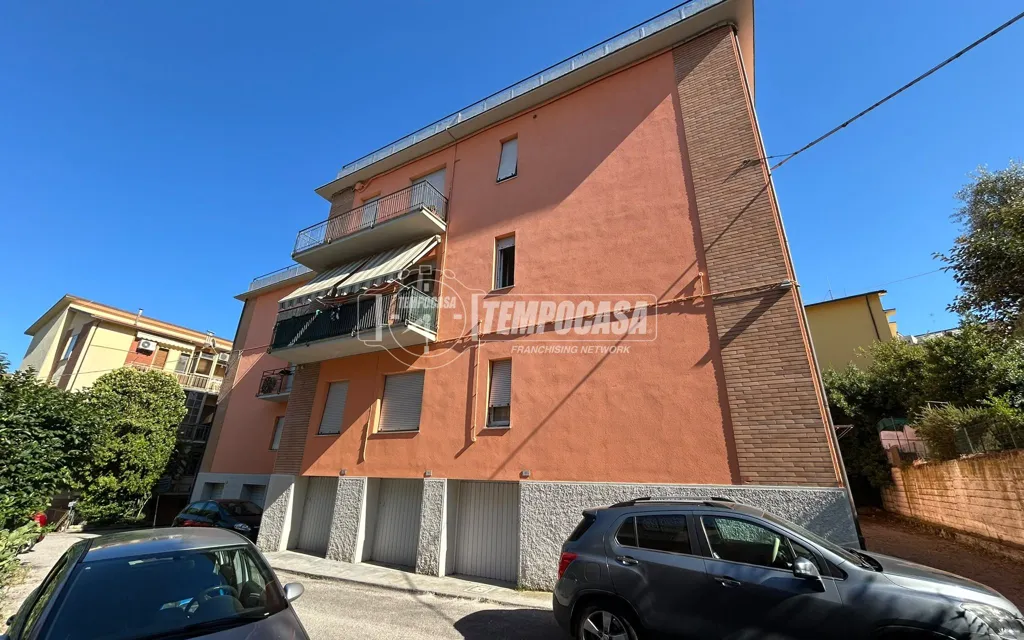 Esterno - Piano Terra Apartment with Box in Loreto